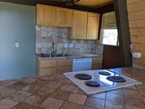 24451 Willow Pass Dr in Tehachapi, CA - Building Photo - Building Photo