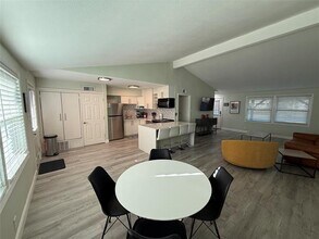 817 Loganwood Ave in Richardson, TX - Foto de edificio - Building Photo