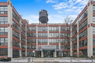 1800 W Roscoe St in Chicago, IL - Building Photo