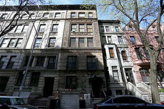 65 W 68th St in New York, NY - Building Photo - Building Photo