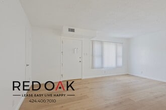 8619 Belford Ave in Los Angeles, CA - Foto de edificio - Building Photo
