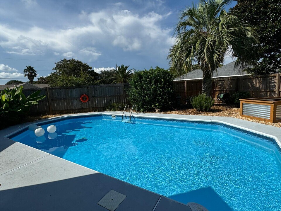 302 Stahlman Ave in Destin, FL - Building Photo