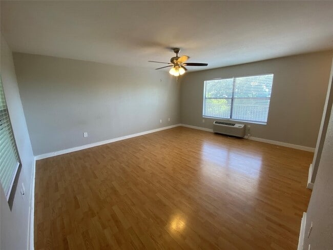 701 W Sycamore St, Unit 102 in Denton, TX - Foto de edificio - Building Photo