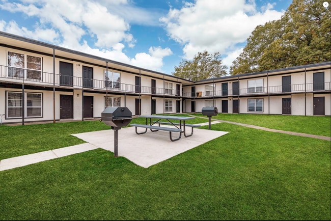 Macon Manor in Memphis, TN - Building Photo - Building Photo