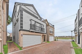 3045 Clinton Dr in Houston, TX - Foto de edificio - Building Photo