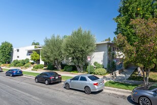 5410 Quakertown Ave in Woodland Hills, CA - Building Photo