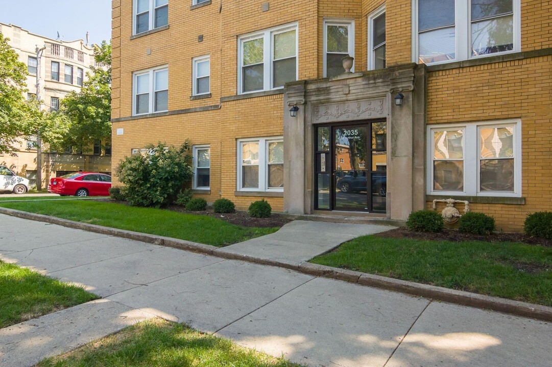 2035 W Arthur Ave in Chicago, IL - Building Photo