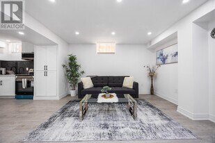 339 Fleetwood Dr in Oshawa, ON - Building Photo