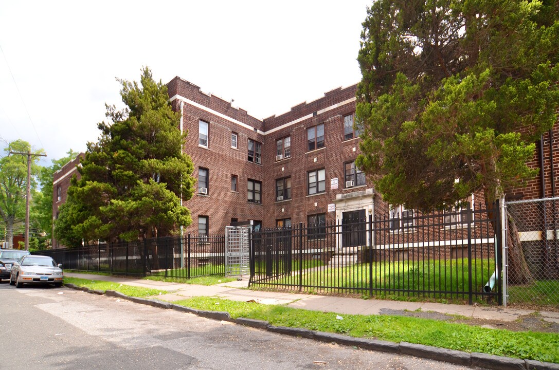 Fleetwood Apts LLC in Bridgeport, CT - Building Photo