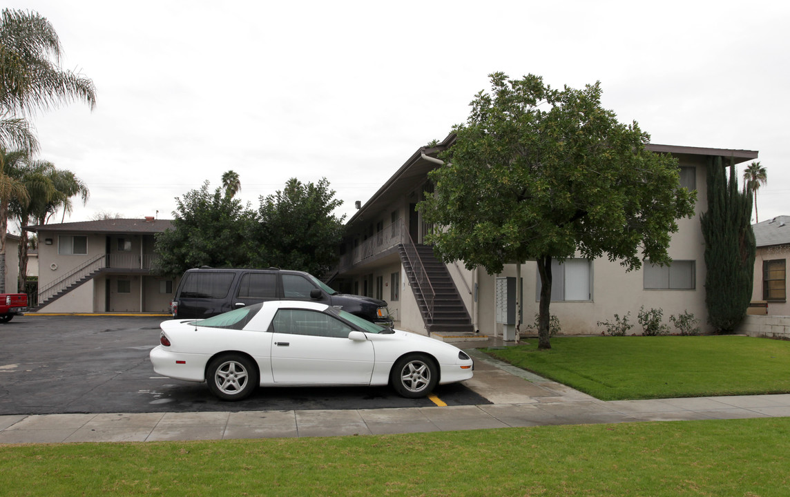 Las Palms in Riverside, CA - Building Photo