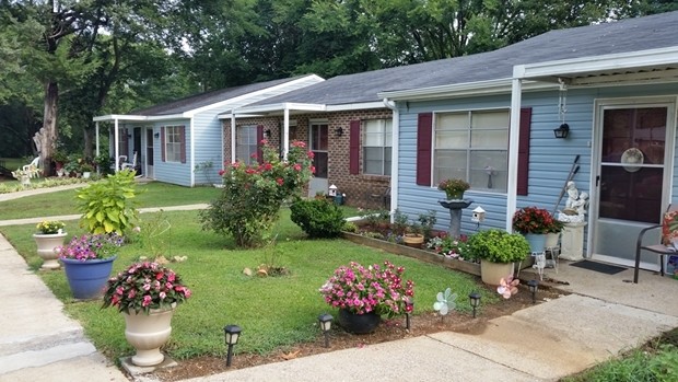 Cedars Green Apartments in Anniston, AL - Foto de edificio