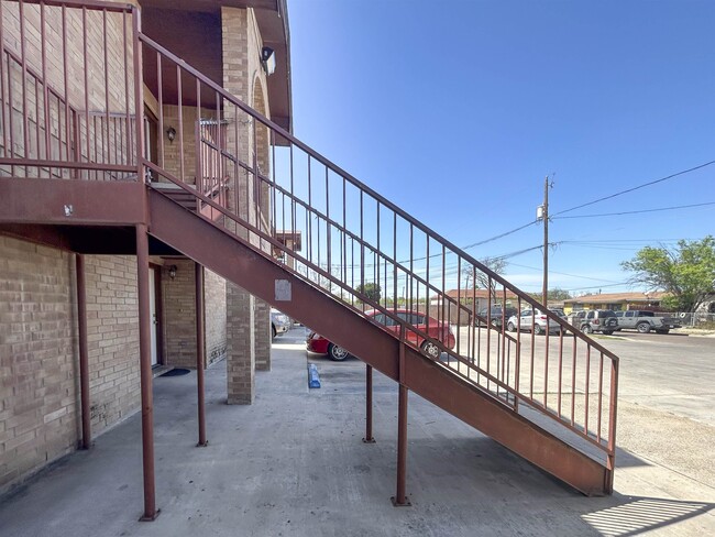 3105 Guerrero St in Laredo, TX - Building Photo - Building Photo