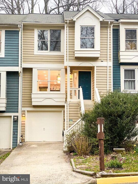 1603 Oak Spring Way in Reston, VA - Building Photo