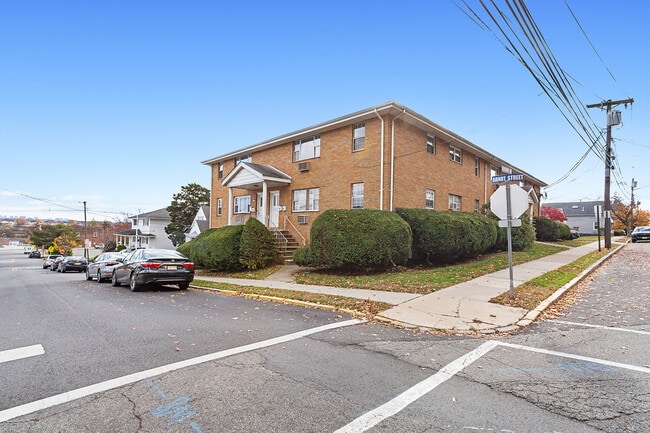 145 Arnot St, Unit 4 in Lodi, NJ - Foto de edificio - Building Photo