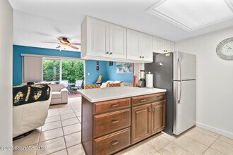 527 Seaport Blvd in Cape Canaveral, FL - Foto de edificio - Building Photo