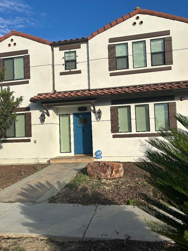10224 La Reina Ave
