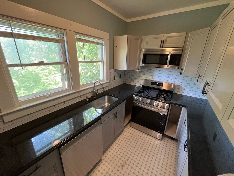 921 W Huron St in Ann Arbor, MI - Building Photo