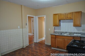 105 Draper St, Unit 2 in Boston, MA - Foto de edificio - Building Photo