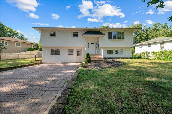 7 Pierre Dr in Commack, NY - Building Photo - Building Photo