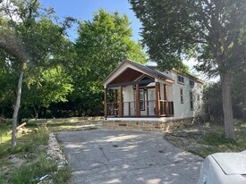 601 Spur 100 in Kerrville, TX - Building Photo