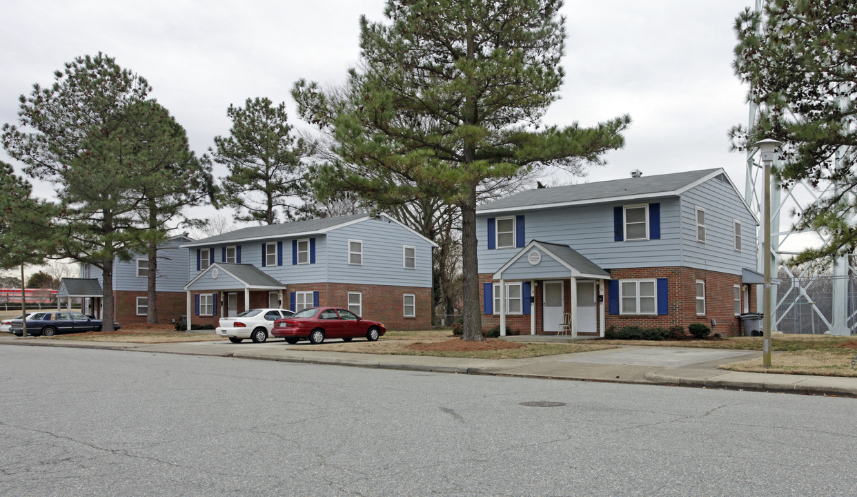 Cameron Townhouses in Hampton, VA - Foto de edificio