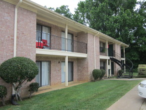 Whisper Oaks in Nacogdoches, TX - Foto de edificio - Building Photo