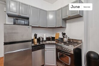 31 Saint Marks Pl in New York, NY - Building Photo - Building Photo