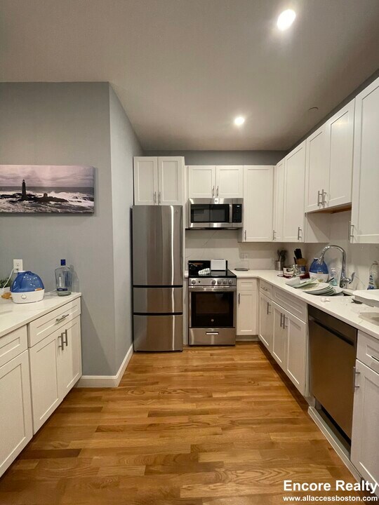 464 Beacon St, Unit 2F in Boston, MA - Building Photo