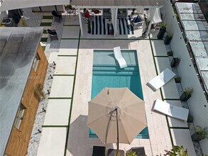 920 NE 159th St in North Miami Beach, FL - Building Photo - Building Photo