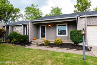 8015 Schroering Dr in Louisville, KY - Building Photo - Building Photo