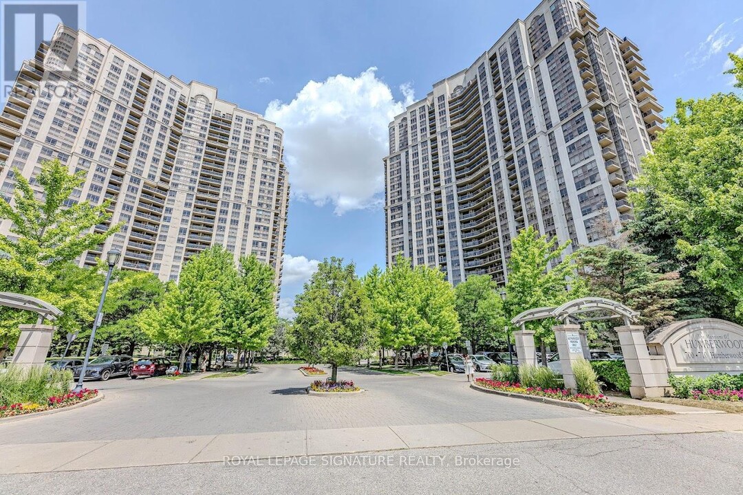 700-700 Humberwood Blvd in Toronto, ON - Building Photo