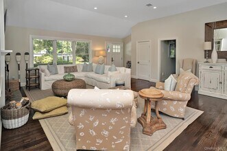 32 White Oak Ln in Westhampton Beach, NY - Building Photo - Building Photo