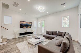 5839 Dolores St in Houston, TX - Building Photo