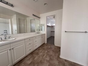 5910 Tandil Way in Bakersfield, CA - Building Photo - Building Photo