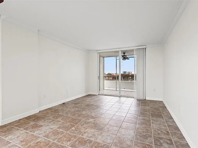 2333 Feather Sound Dr in Clearwater, FL - Building Photo - Building Photo