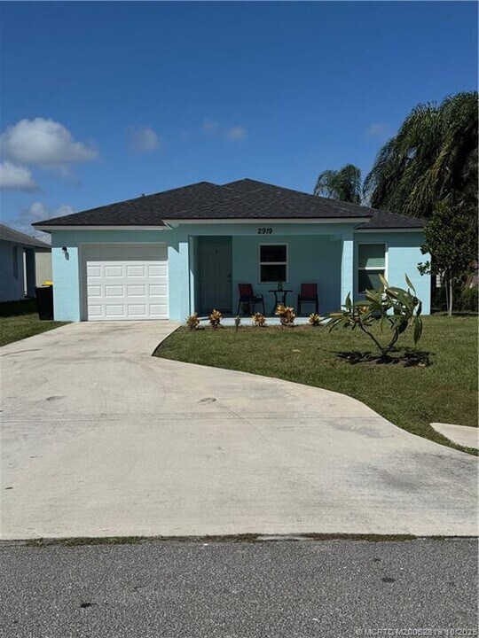2919 SE Cypress St in Stuart, FL - Building Photo