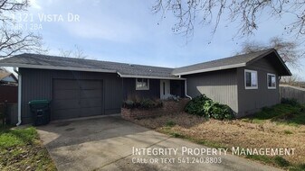 1321 Vista Dr in Central Point, OR - Building Photo
