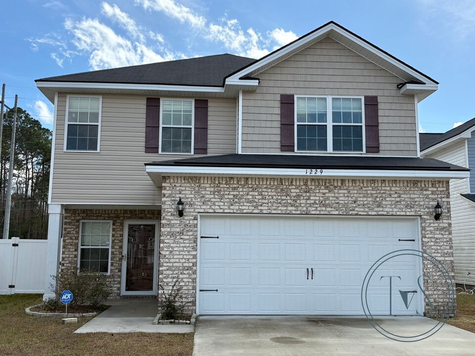 1229 Cypress Fall Cir in Hinesville, GA - Building Photo