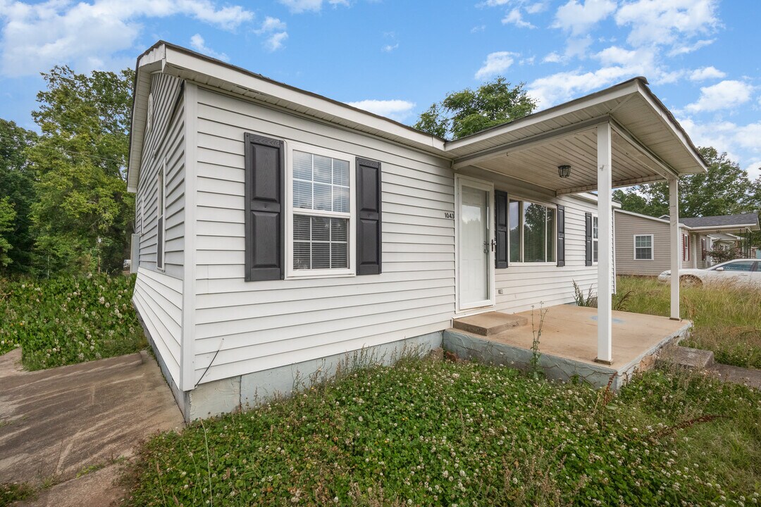 1043 Mountain Crest Dr in Kings Mountain, NC - Building Photo