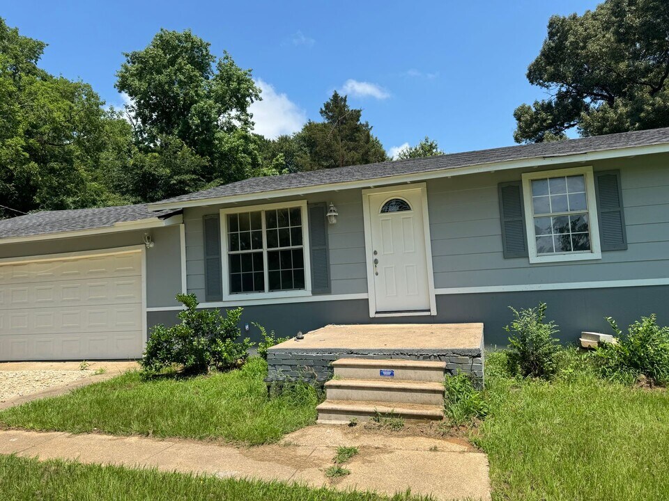327 Pegues Rd in Longview, TX - Building Photo