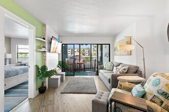 1011 Anglers Cove in Marco Island, FL - Foto de edificio - Building Photo