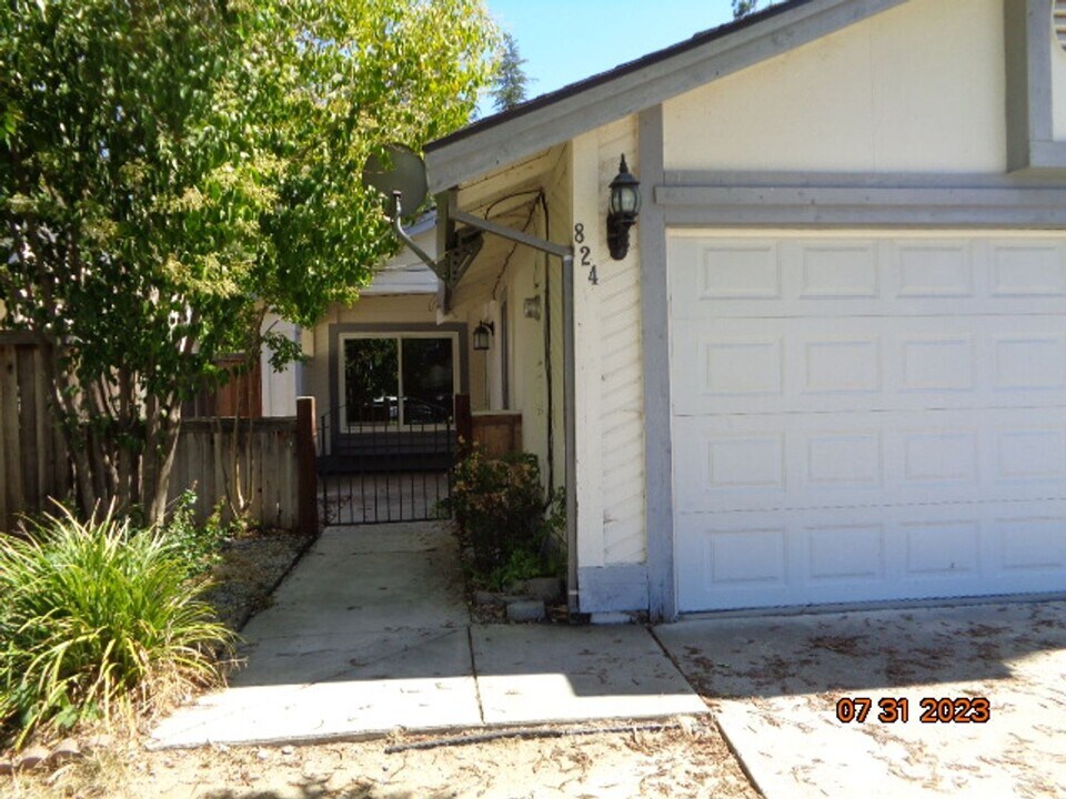824 Cameron Ct in Vacaville, CA - Building Photo
