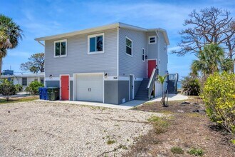568 S McCall Rd in Englewood, FL - Building Photo - Building Photo