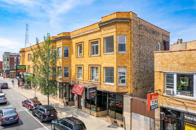 2315 N Milwaukee Ave in Chicago, IL - Foto de edificio - Building Photo