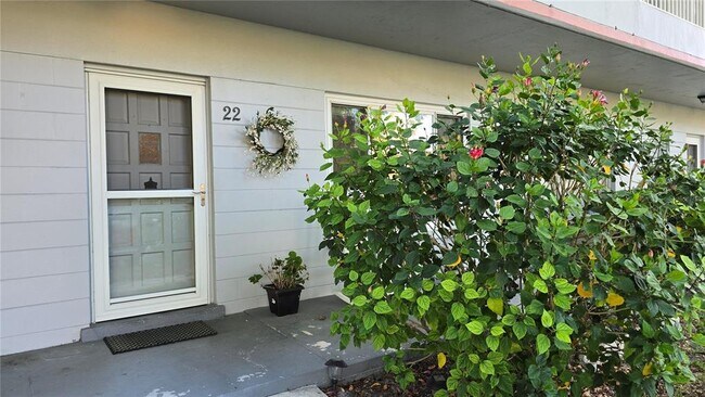 2100 World Pkwy Blvd in Clearwater, FL - Building Photo - Building Photo