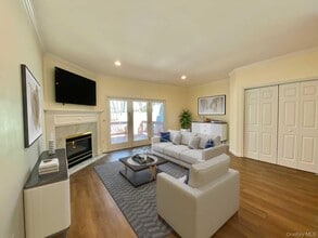 64 Roundtree Ct in Beacon, NY - Building Photo - Building Photo