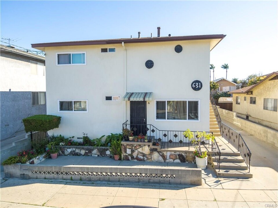 631 W 10th St in San Pedro, CA - Building Photo