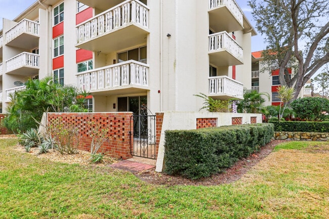 2650 Pearce Dr, Unit #111 in Clearwater, FL - Building Photo - Building Photo