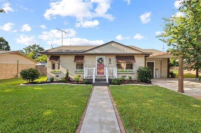 807 Texas St in Trenton, TX - Building Photo