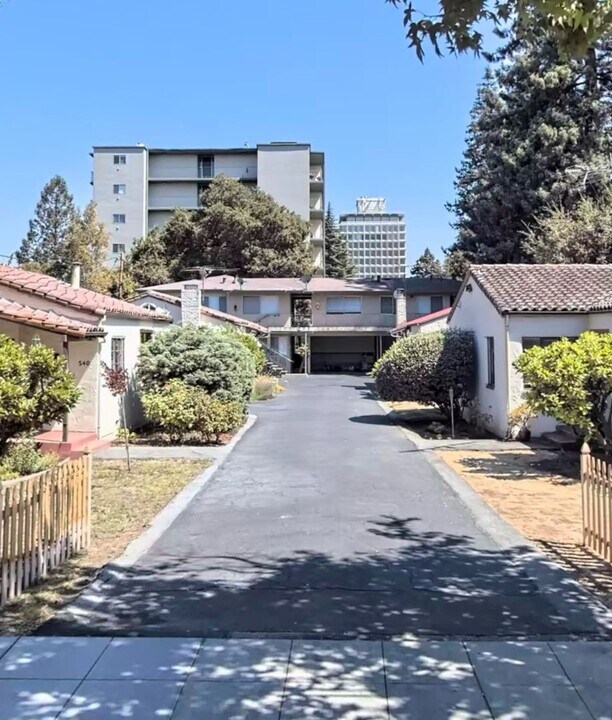 536 Hawthorne Ave in Palo Alto, CA - Building Photo